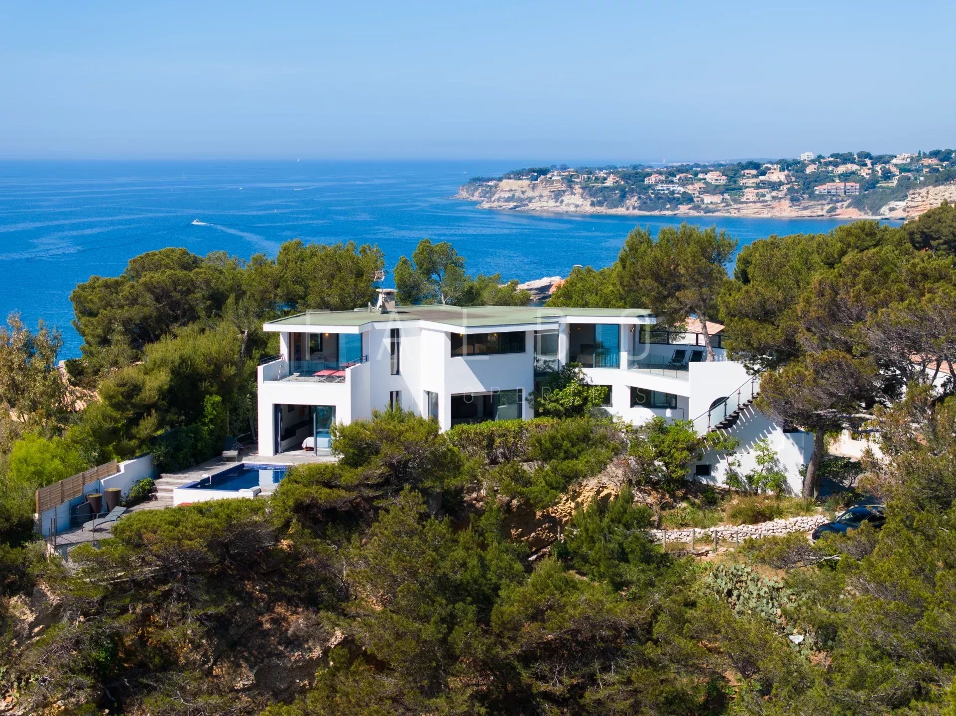 Villa contemporaine en front de mer à Ensuès-la-Redonne, avec accès direct à la baignade.