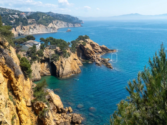 Vue panoramique de la mer et des rochers à Ensuès-la-Redonne, Côte Bleue.