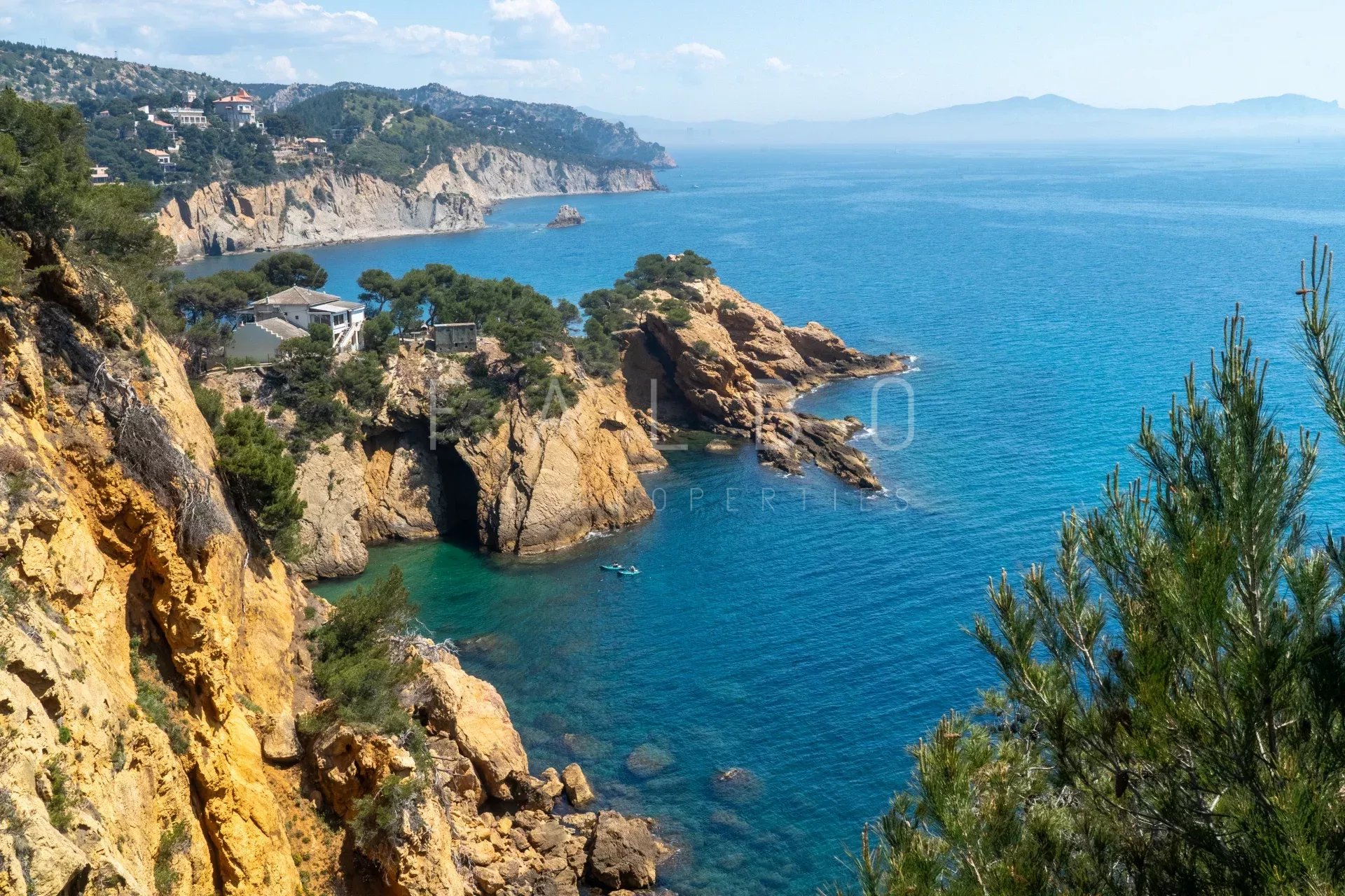 Vue panoramique de la mer et des rochers à Ensuès-la-Redonne, Côte Bleue.