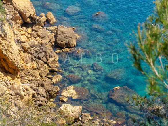 Vue des rochers et de l'eau turquoise à Ensuès-la-Redonne, Côte Bleue.
