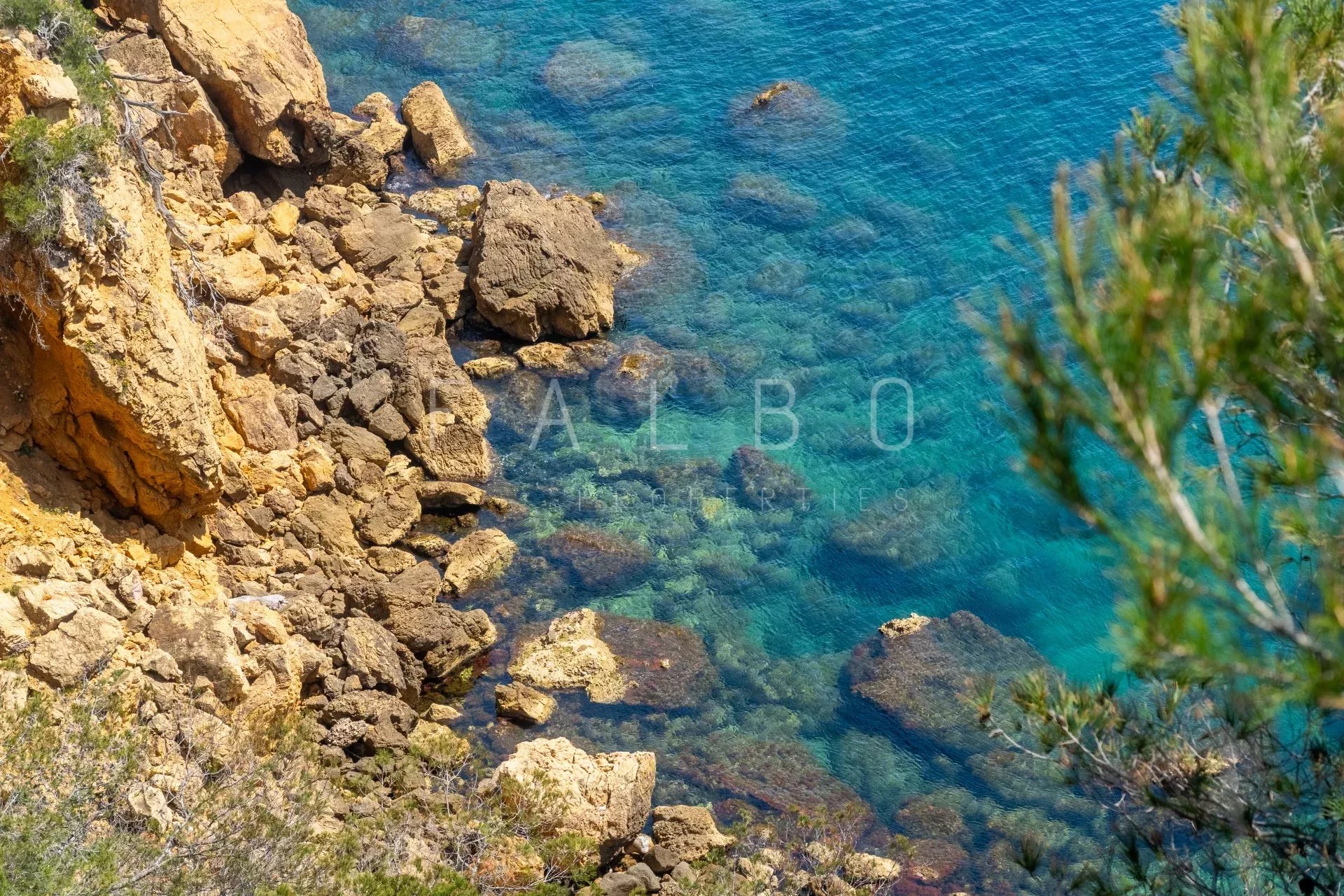 Vue des rochers et de l'eau turquoise à Ensuès-la-Redonne, Côte Bleue.