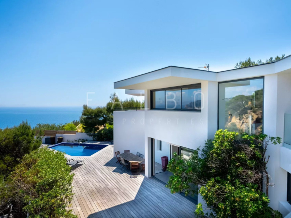 Villa contemporaine en front de mer avec piscine et vue sur la mer à Ensuès-la-Redonne.