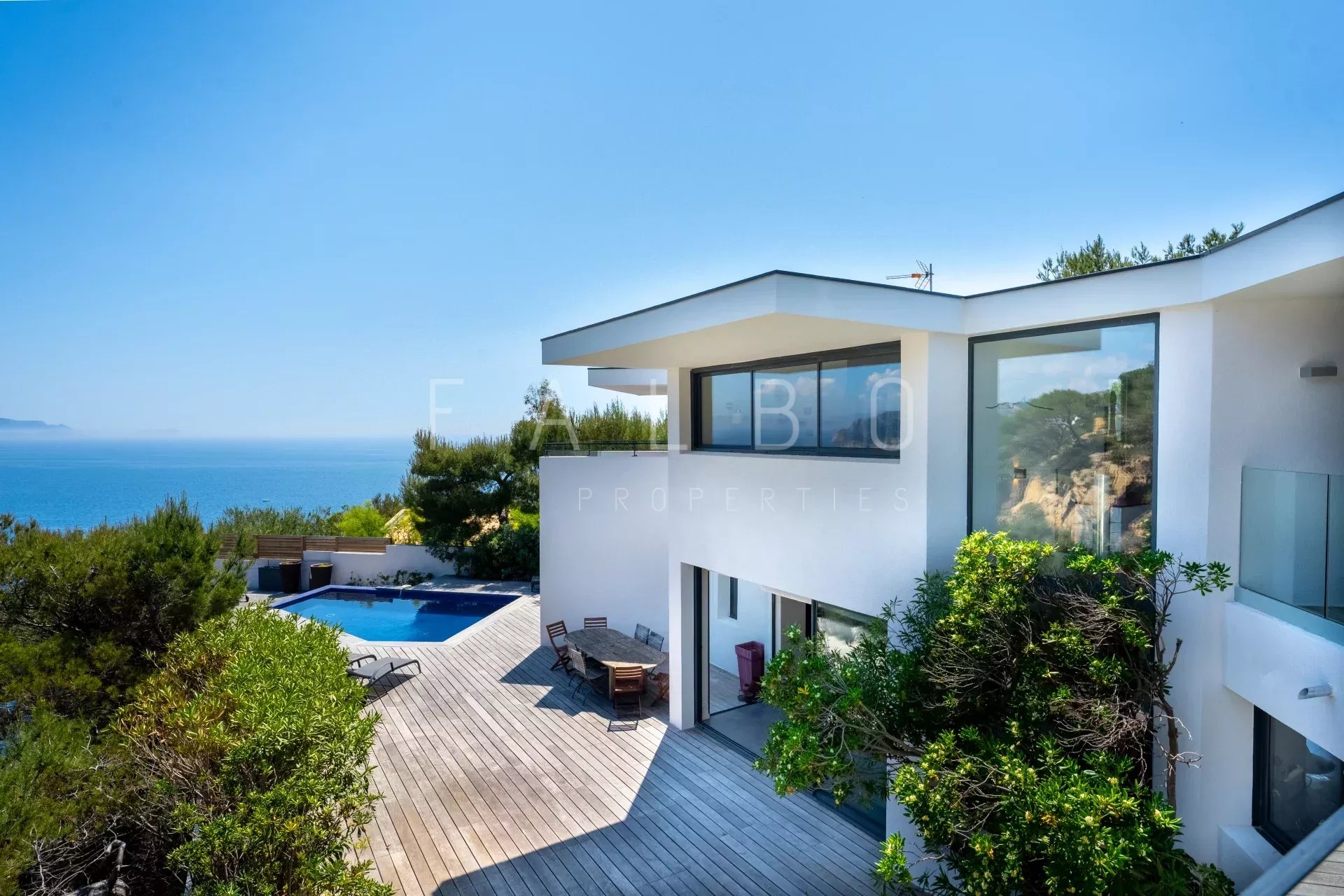 Villa contemporaine en front de mer avec piscine et vue sur la mer à Ensuès-la-Redonne.