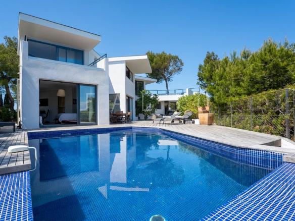 Villa contemporaine avec piscine et accès à la mer à Ensuès-la-Redonne, Côte Bleue.