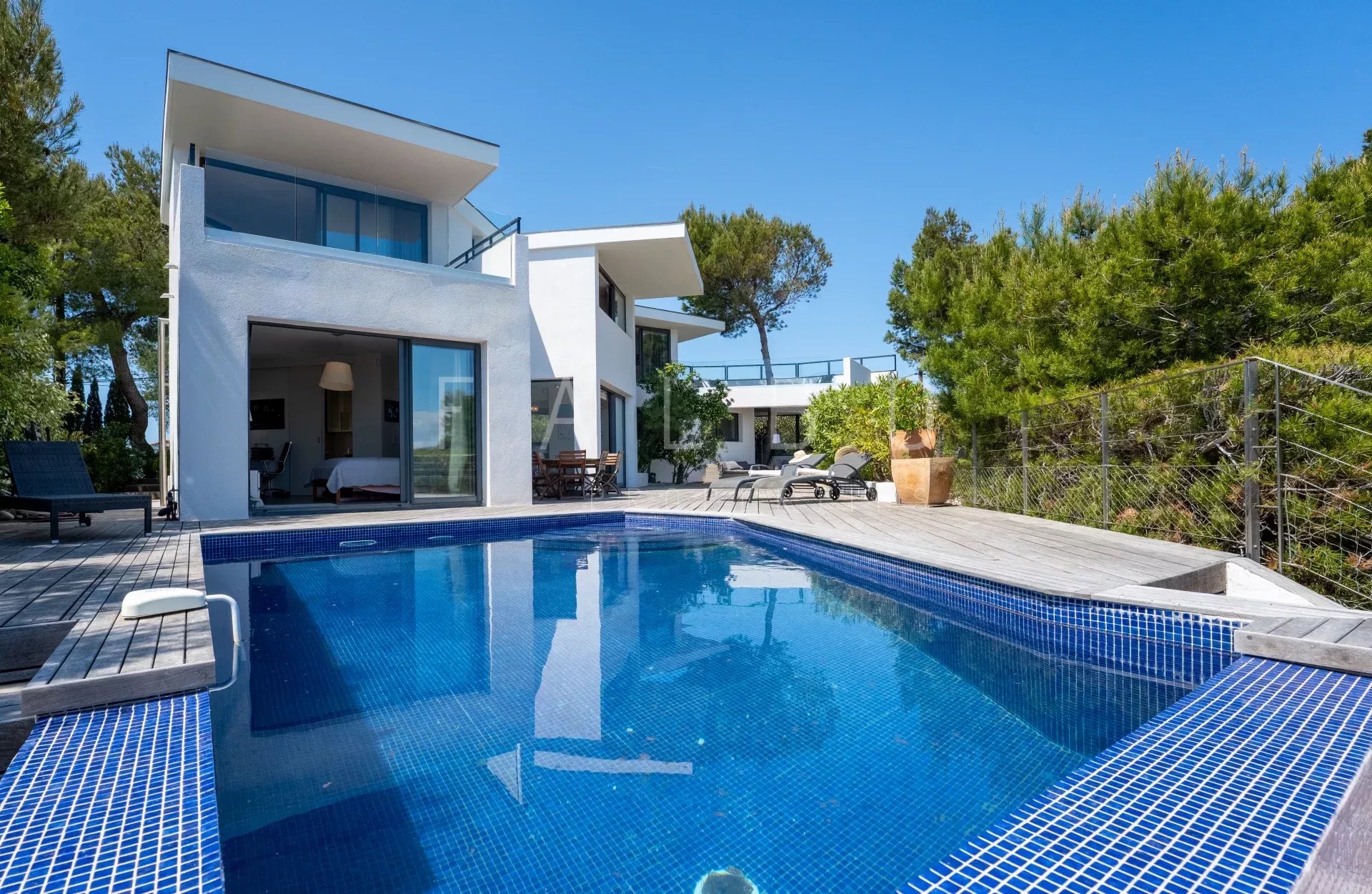 Villa contemporaine avec piscine et accès à la mer à Ensuès-la-Redonne, Côte Bleue.