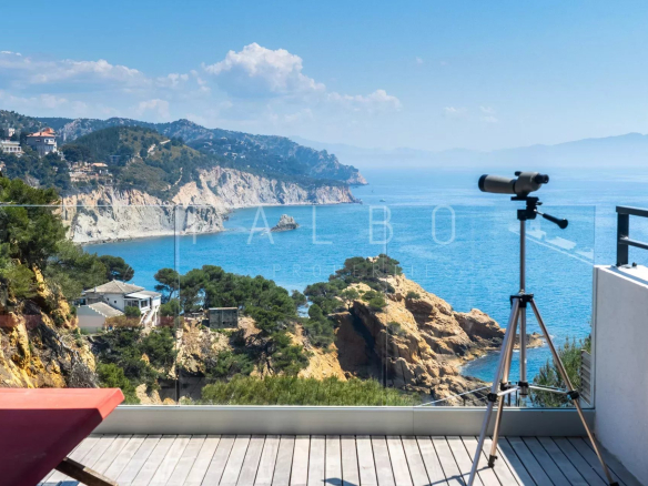 Vue panoramique sur la mer depuis une villa contemporaine à Ensuès-la-Redonne, avec un télescope sur la terrasse.