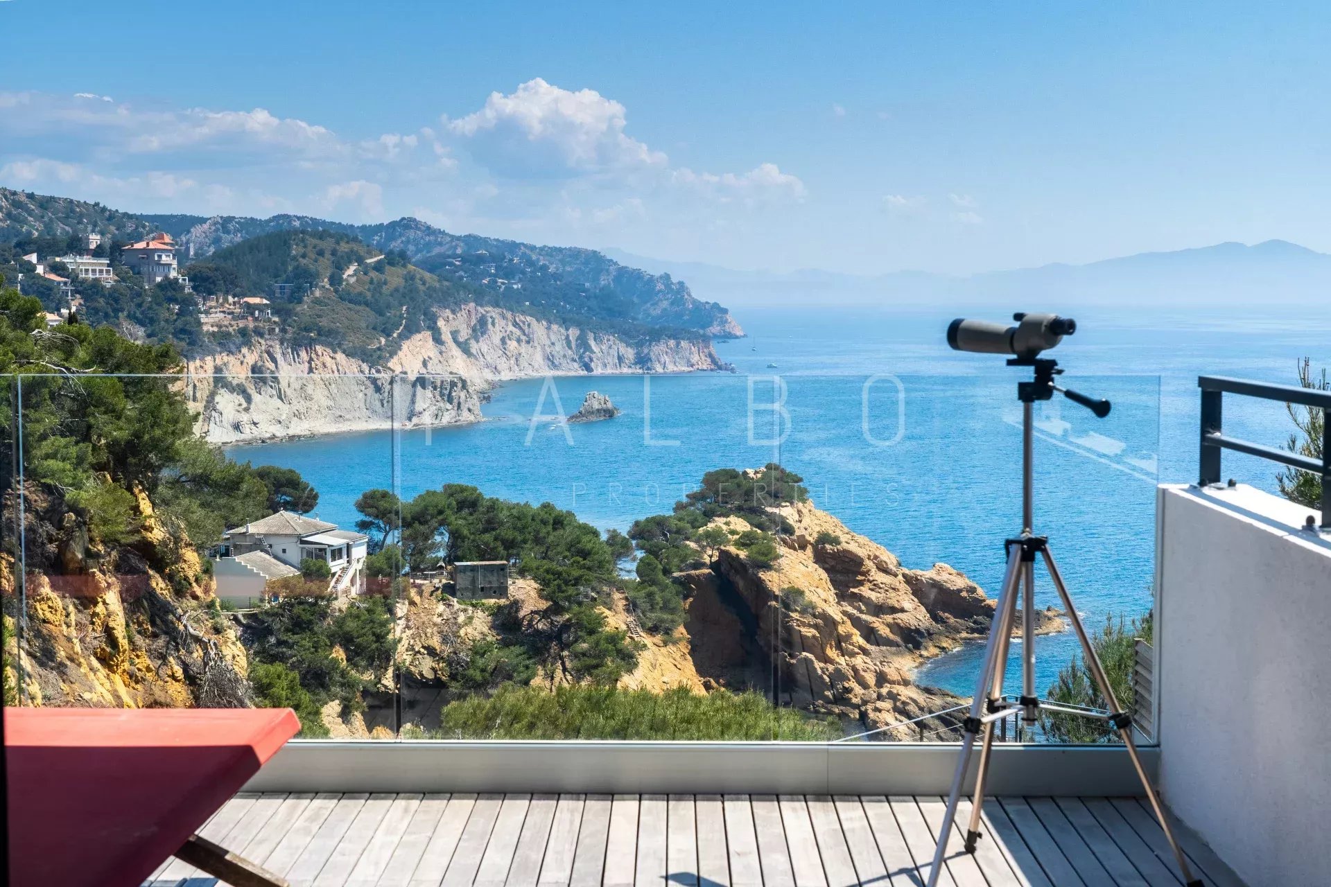Vue panoramique sur la mer depuis une villa contemporaine à Ensuès-la-Redonne, avec un télescope sur la terrasse.