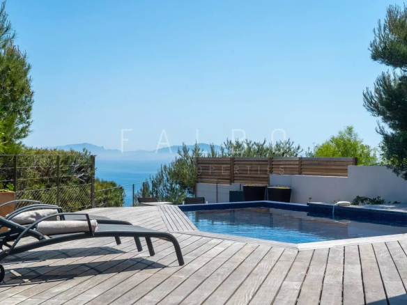 Villa contemporaine avec piscine et vue sur la mer à Ensuès-la-Redonne, Côte Bleue.
