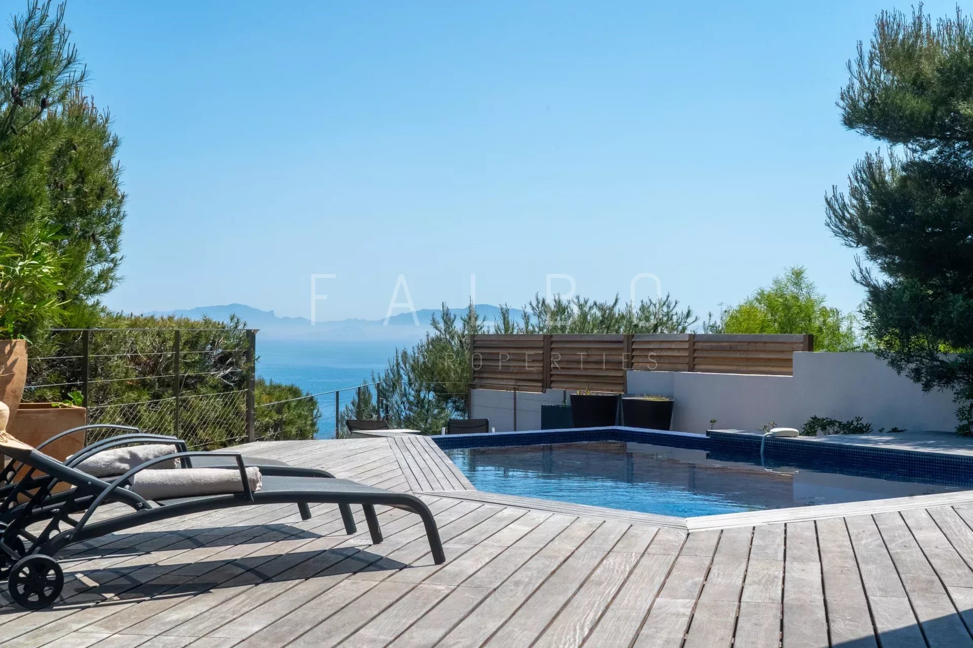 Villa contemporaine avec piscine et vue sur la mer à Ensuès-la-Redonne, Côte Bleue.