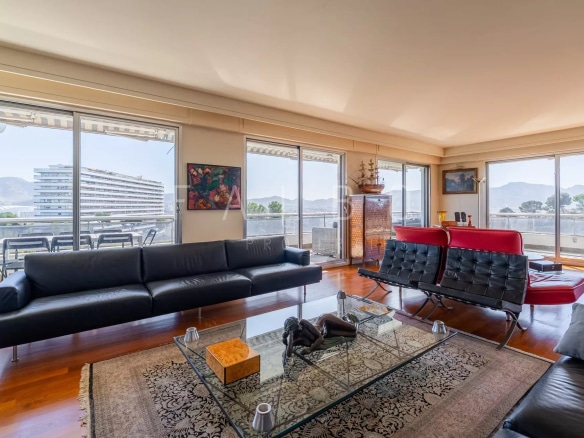 Salon d'un appartement avec vue mer, grande terrasse et mobilier moderne à Marseille 8e.