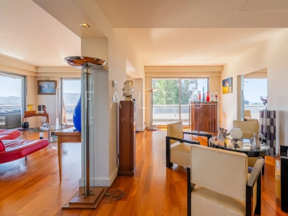 Appartement spacieux avec vue mer et grande terrasse à Marseille 8e, lumineux et moderne.
