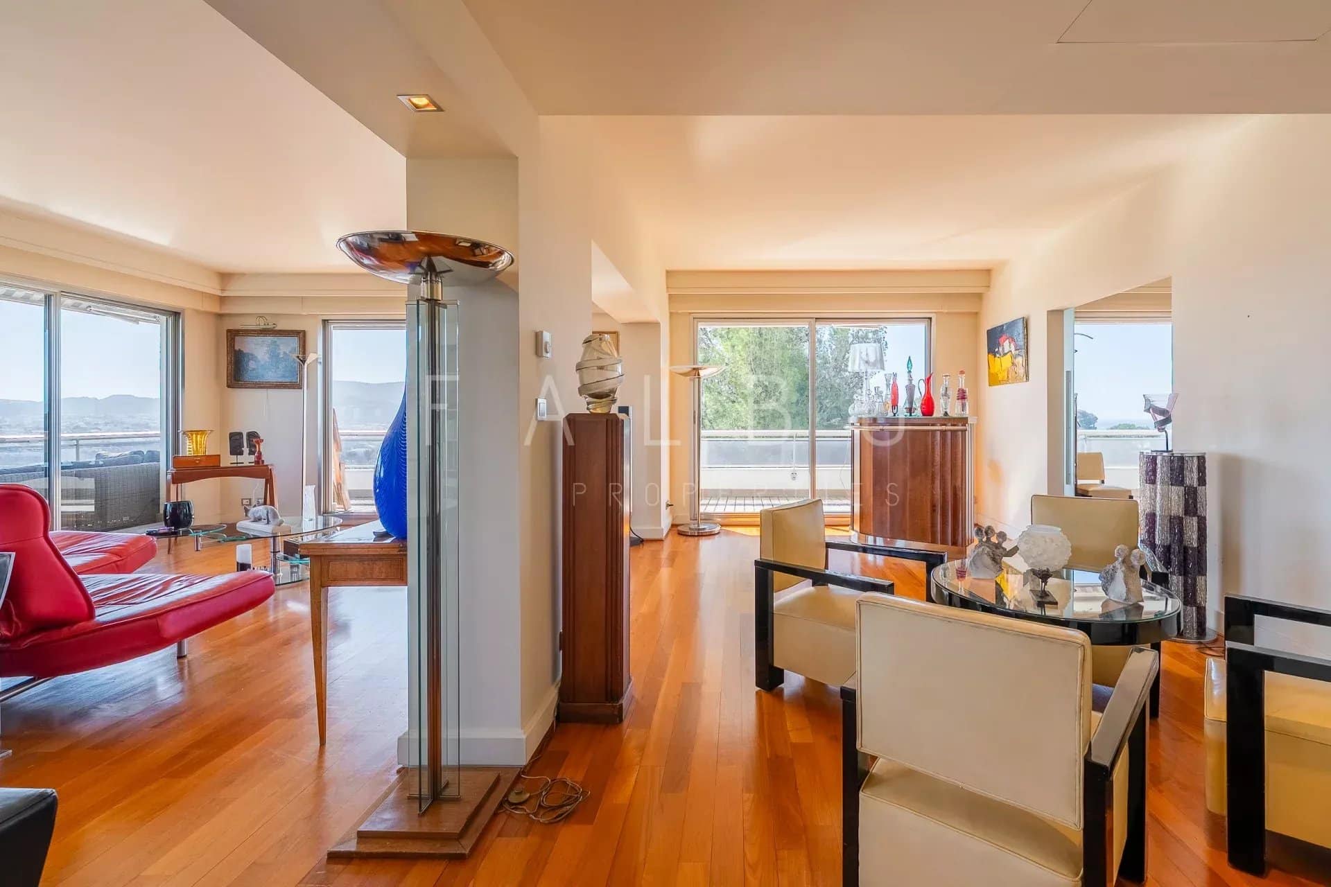 Appartement spacieux avec vue mer et grande terrasse à Marseille 8e, lumineux et moderne.