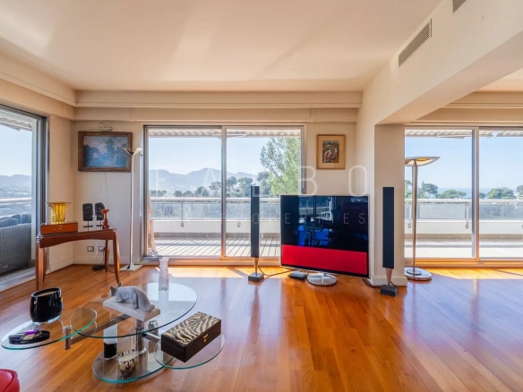 Intérieur d'un appartement lumineux avec vue sur la mer et terrasse à Marseille 8e.