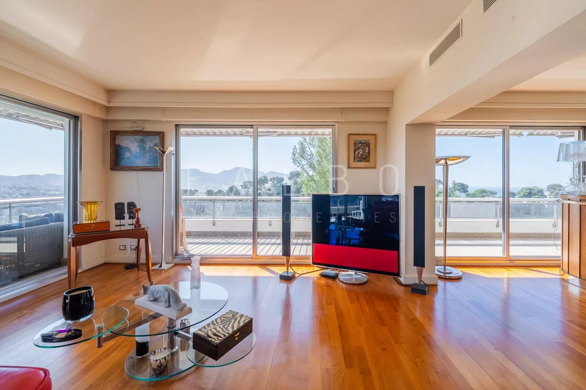 Intérieur d'un appartement lumineux avec vue sur la mer et terrasse à Marseille 8e.