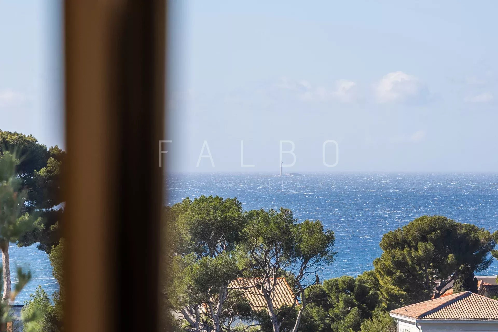 Vue mer depuis un appartement avec des pins au premier plan, Marseille 8ème.
