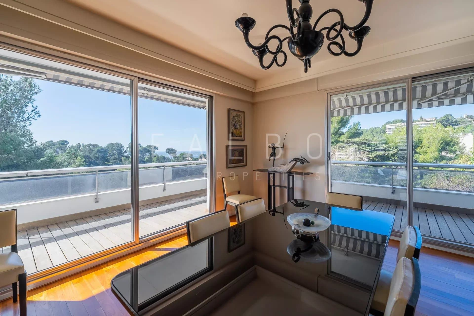 Intérieur d'un appartement avec vue sur mer, grande terrasse et décoration moderne.