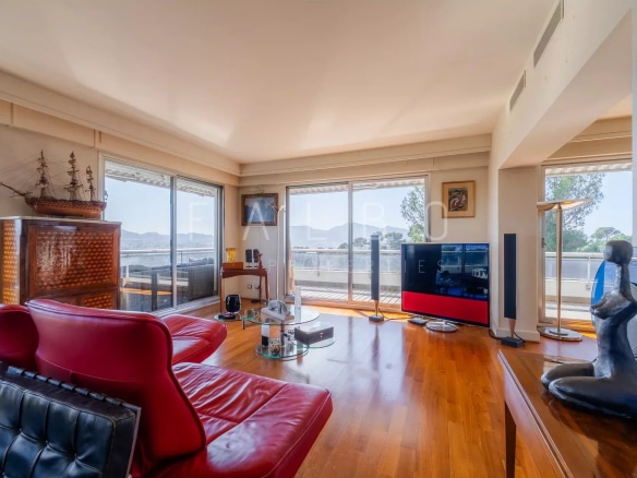 Intérieur d'un appartement lumineux avec vue mer, terrasse et mobilier moderne à Marseille 8e.