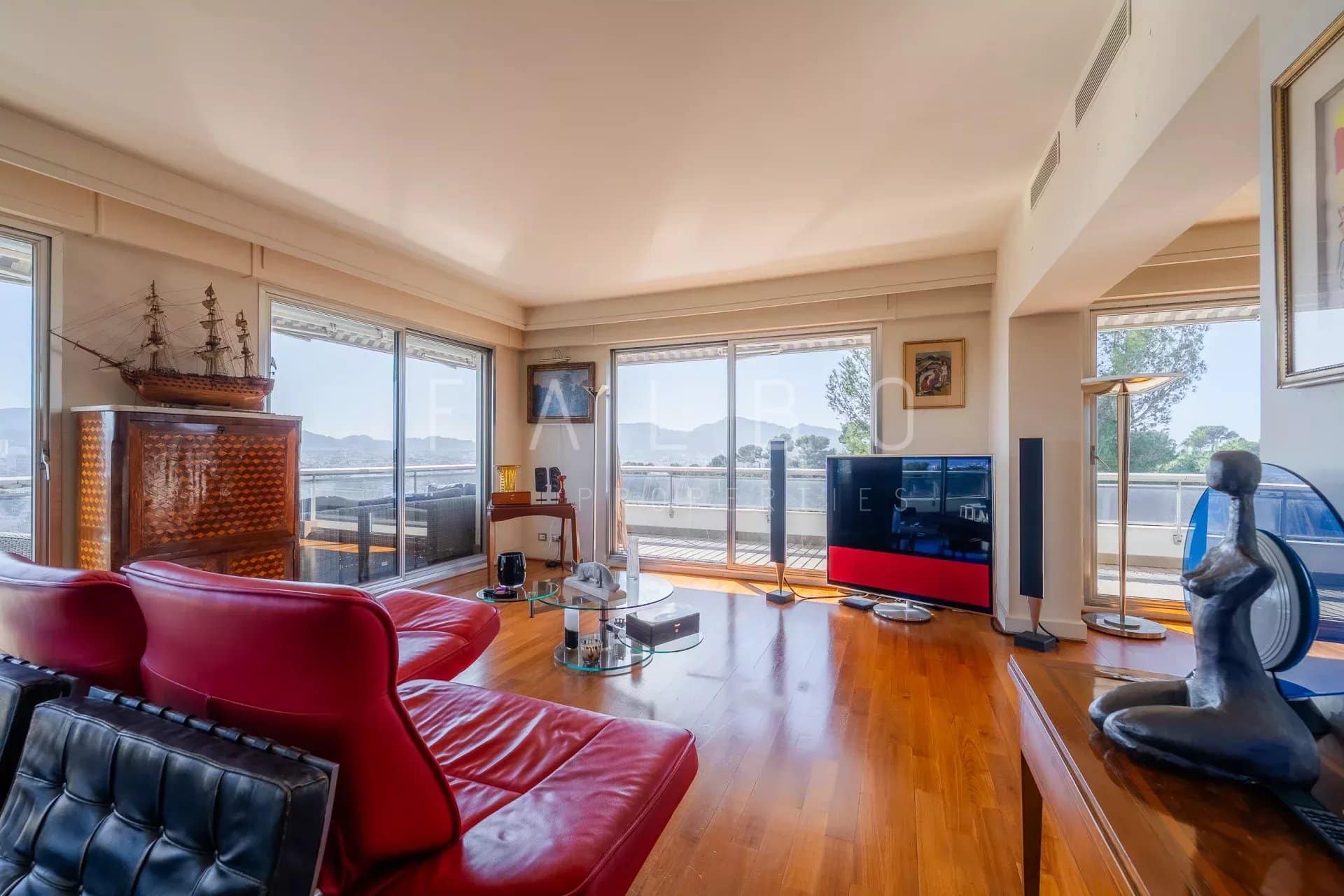 Intérieur d'un appartement lumineux avec vue mer, terrasse et mobilier moderne à Marseille 8e.
