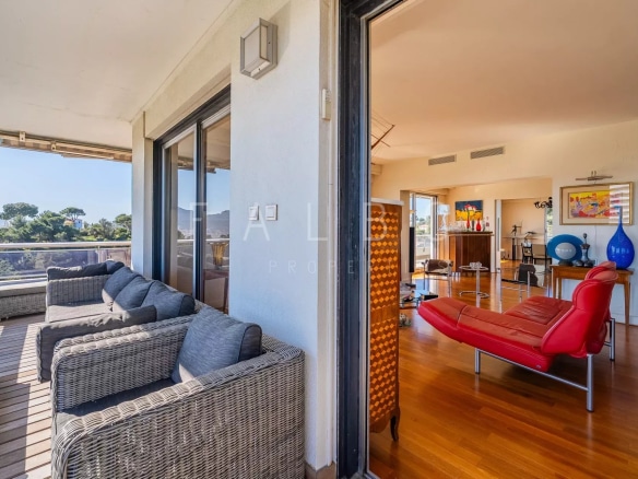 Appartement avec terrasse et vue mer à Marseille 8e, dans une résidence sécurisée.