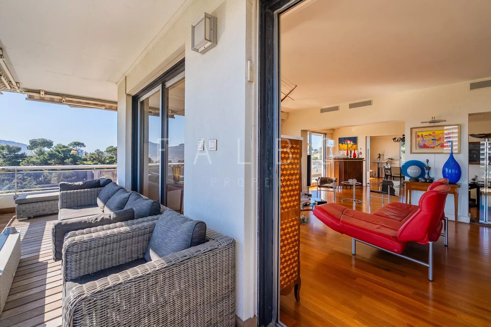 Appartement avec terrasse et vue mer à Marseille 8e, dans une résidence sécurisée.