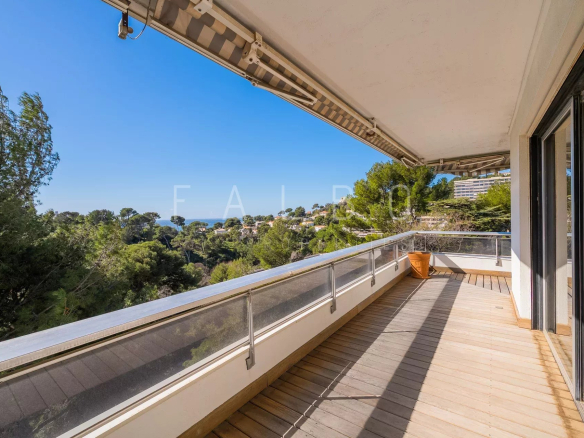 Terrasse d'un appartement avec vue sur la mer à Marseille, entourée de pins.