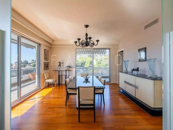 Salle à manger lumineuse avec vue sur mer dans un appartement à Marseille 8e.