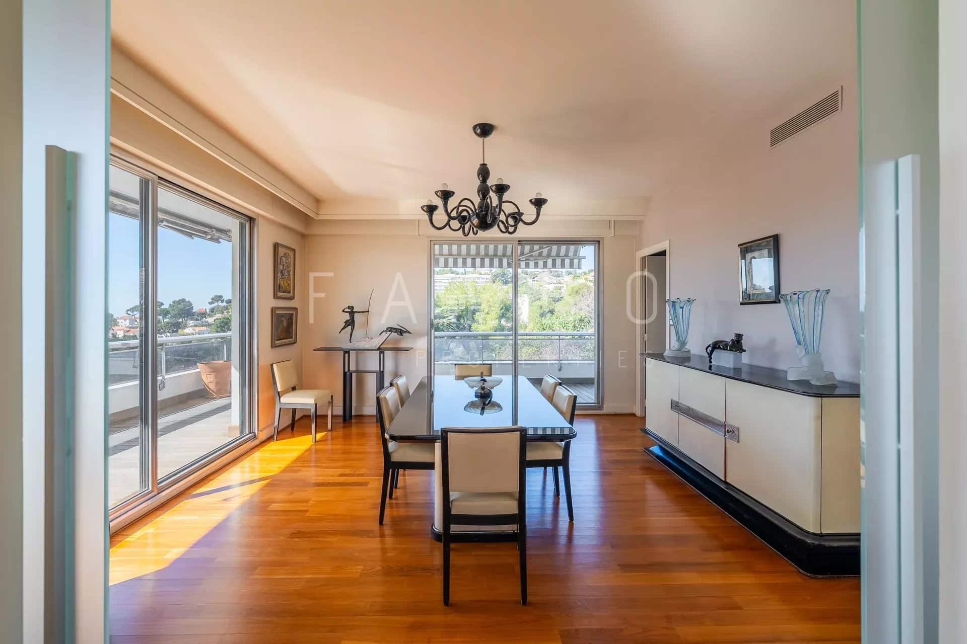Salle à manger lumineuse avec vue sur mer dans un appartement à Marseille 8e.