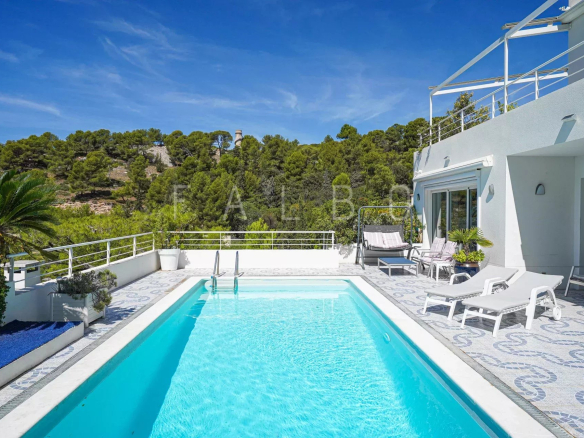 Contemporary villa with swimming pool and sea view, located in Marseille 8th district, Roucas-Blanc area.