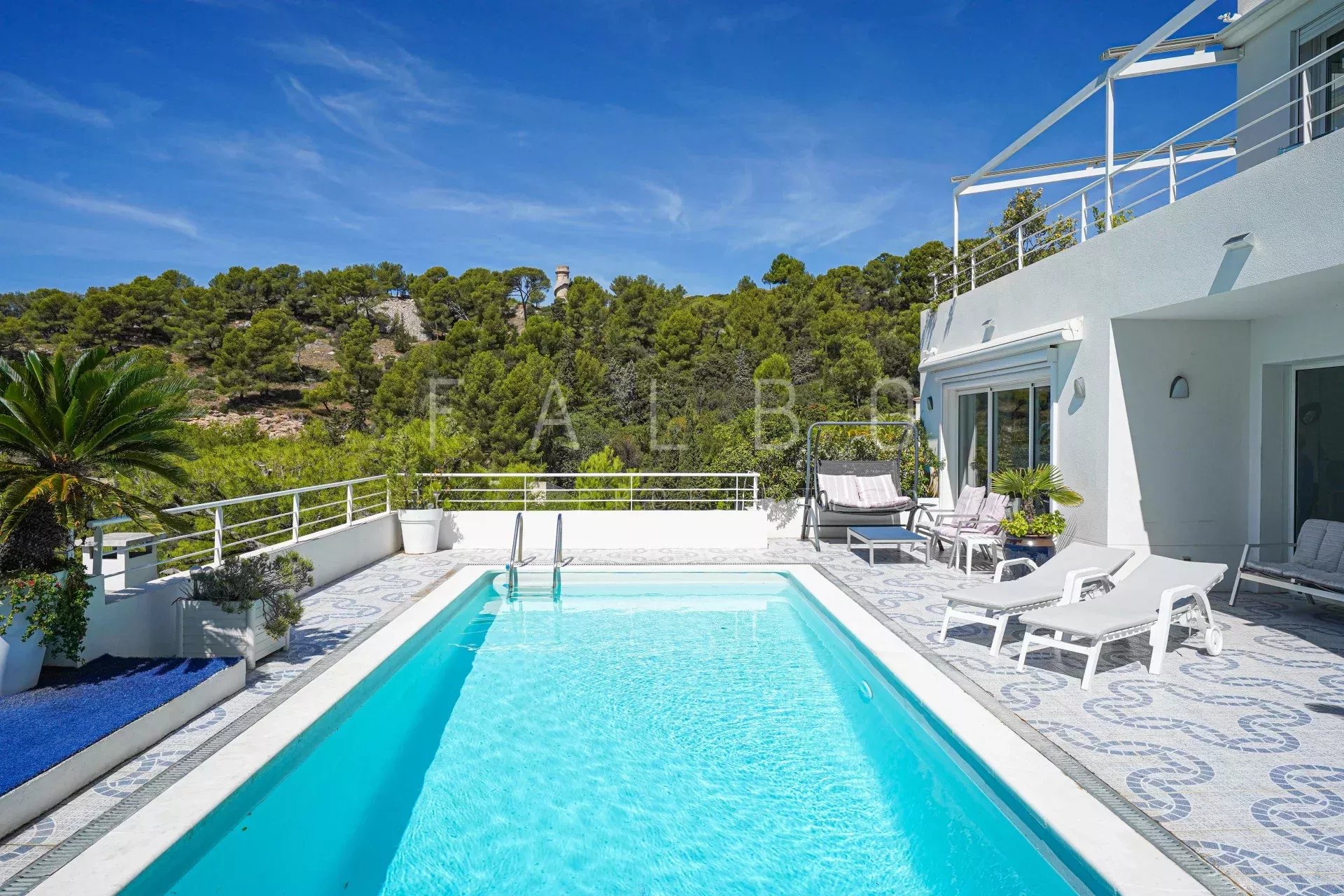 Contemporary villa with swimming pool and sea view, located in Marseille 8th district, Roucas-Blanc area.