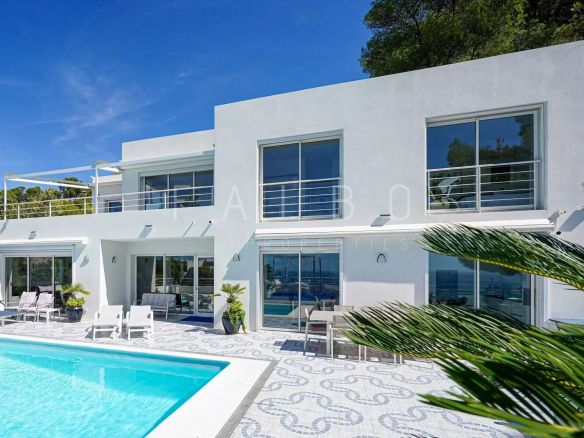 Contemporary villa with swimming pool and sea view, located in Marseille 8th arrondissement.