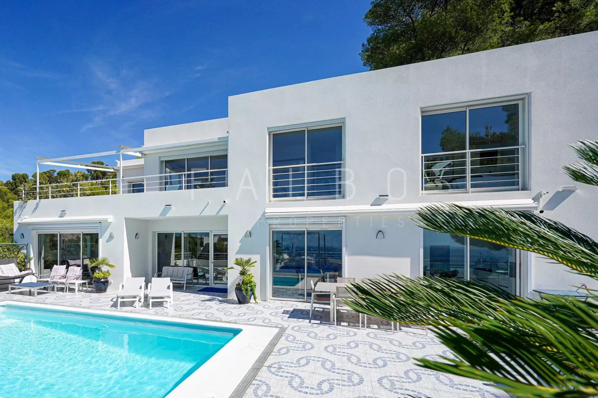 Contemporary villa with swimming pool and sea view, located in Marseille 8th arrondissement.