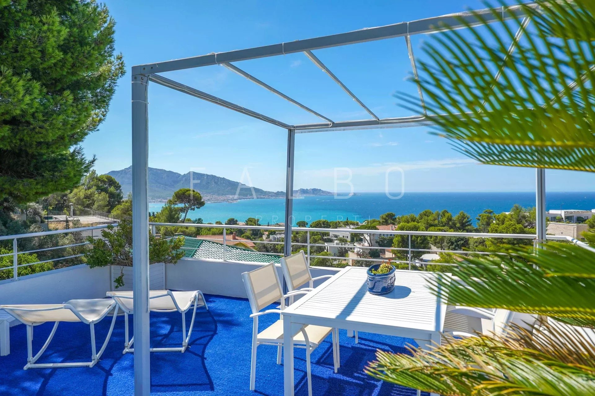 Terrace with sea view and outdoor furniture, Marseille 7th arrondissement