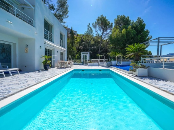 Contemporary villa with swimming pool in a secure park, overlooking the sea in Marseille.