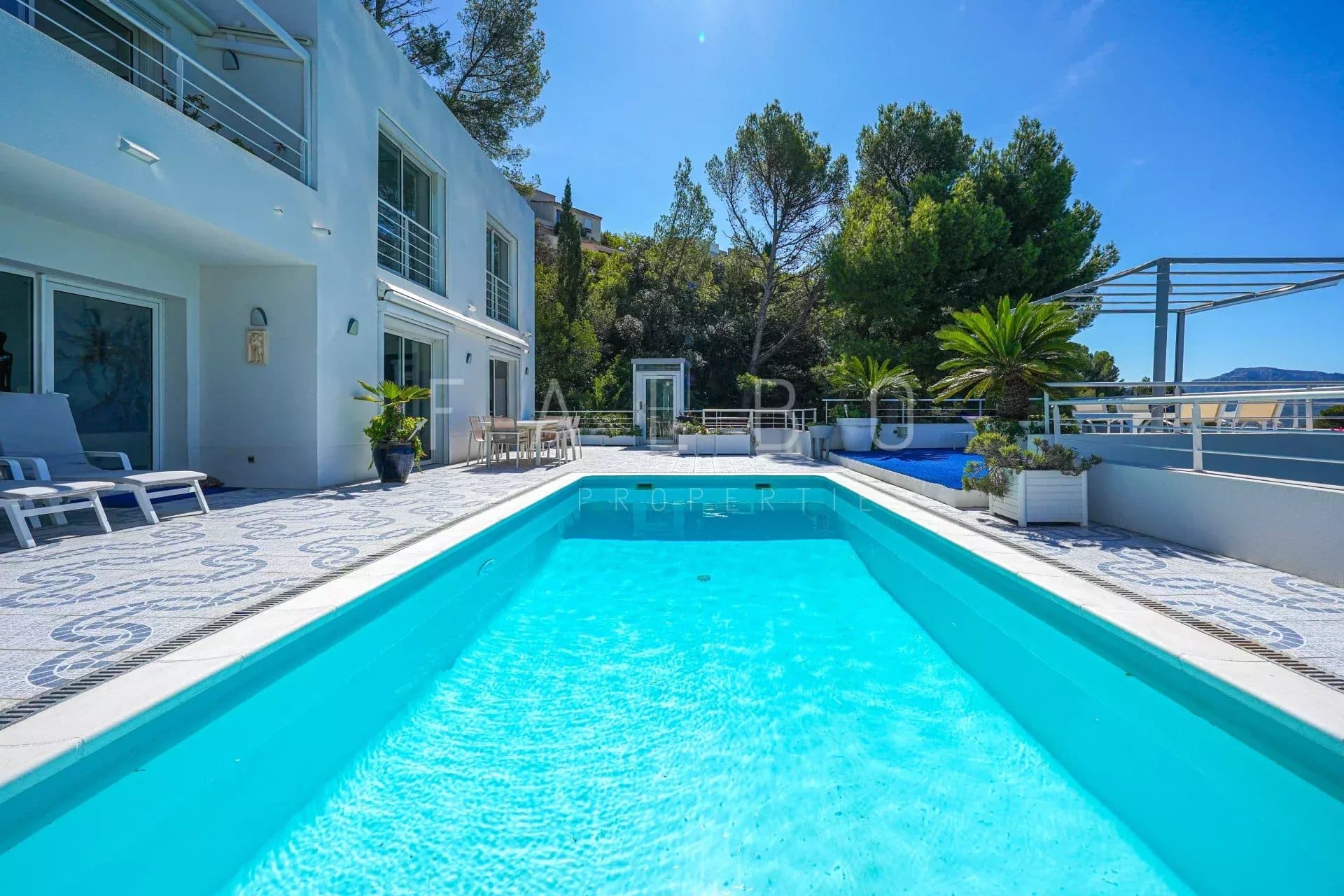 Contemporary villa with swimming pool in a secure park, overlooking the sea in Marseille.
