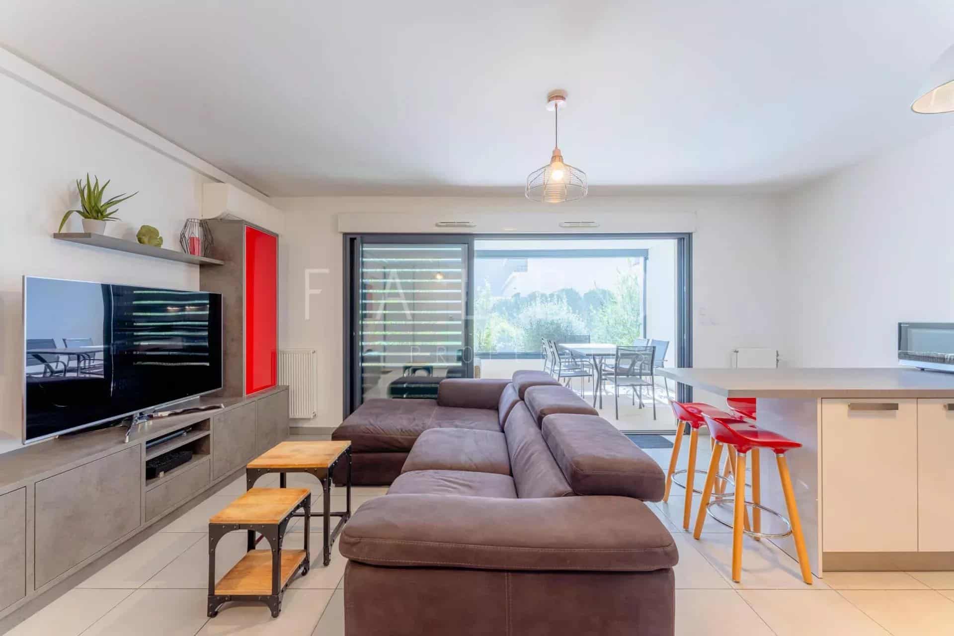 Appartement Type 3 à La Ciotat Intérieur d'un appartement Type 3 à La Ciotat avec salon moderne et accès à la terrasse.