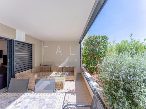 Terrasse d'un appartement Type 3 à La Ciotat, avec mobilier en osier et vue dégagée.
