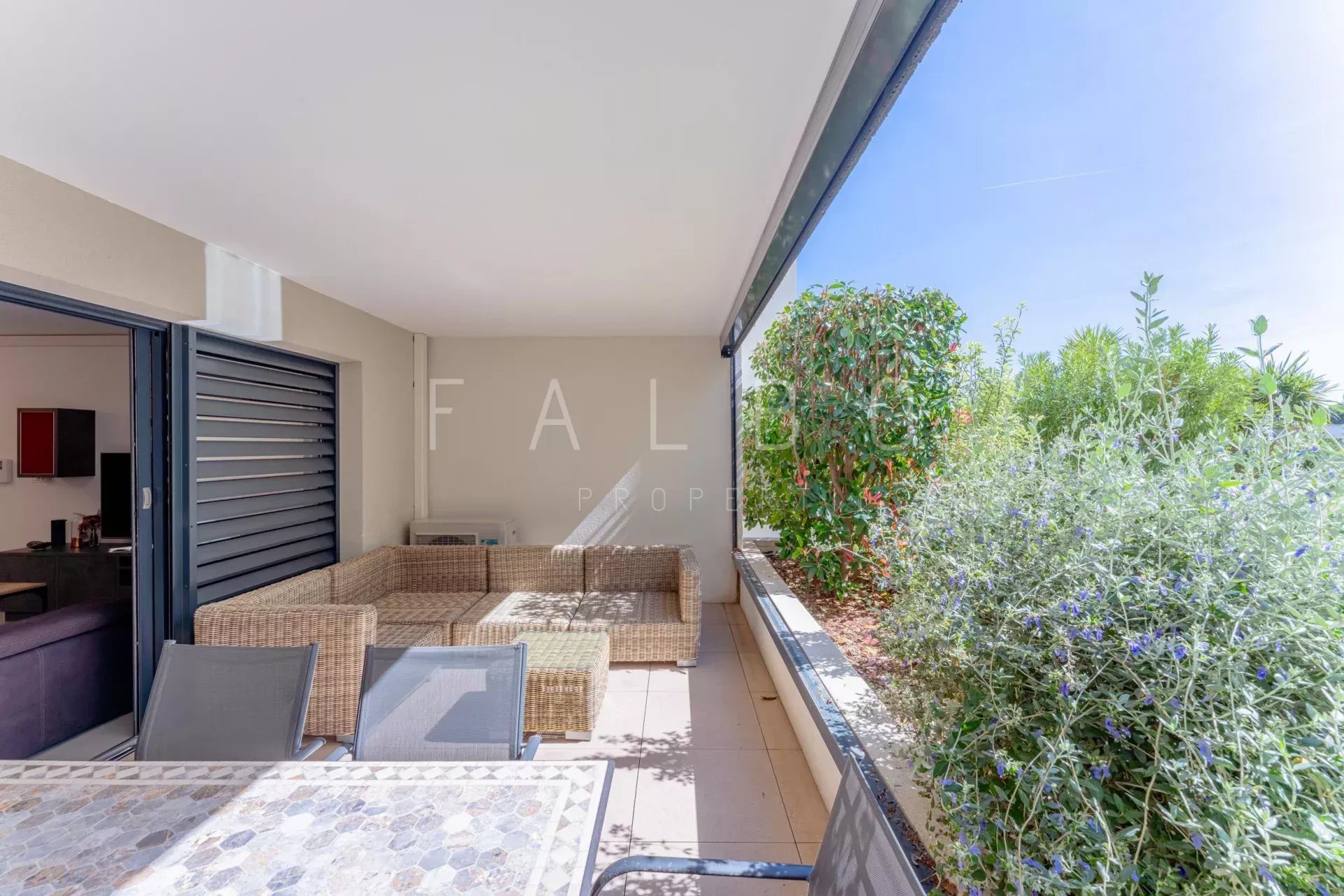 Appartement Type 3 avec terrasse à La Ciotat Terrasse d'un appartement Type 3 à La Ciotat, avec mobilier en osier et vue dégagée.