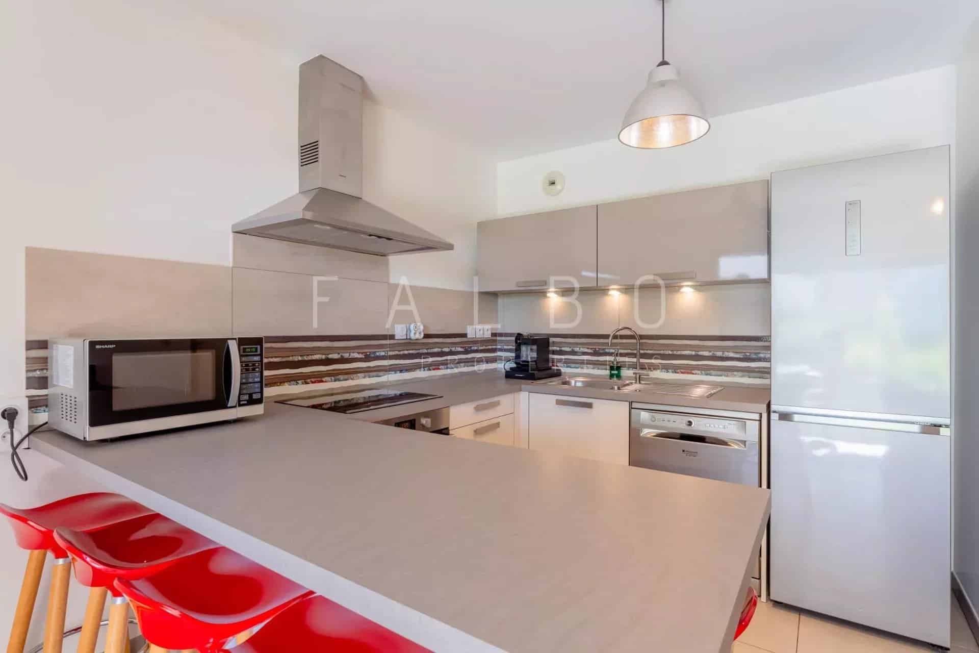 Cuisine d’un appartement à La Ciotat Cuisine moderne d'un appartement Type 3 à La Ciotat avec bar et équipements récents.