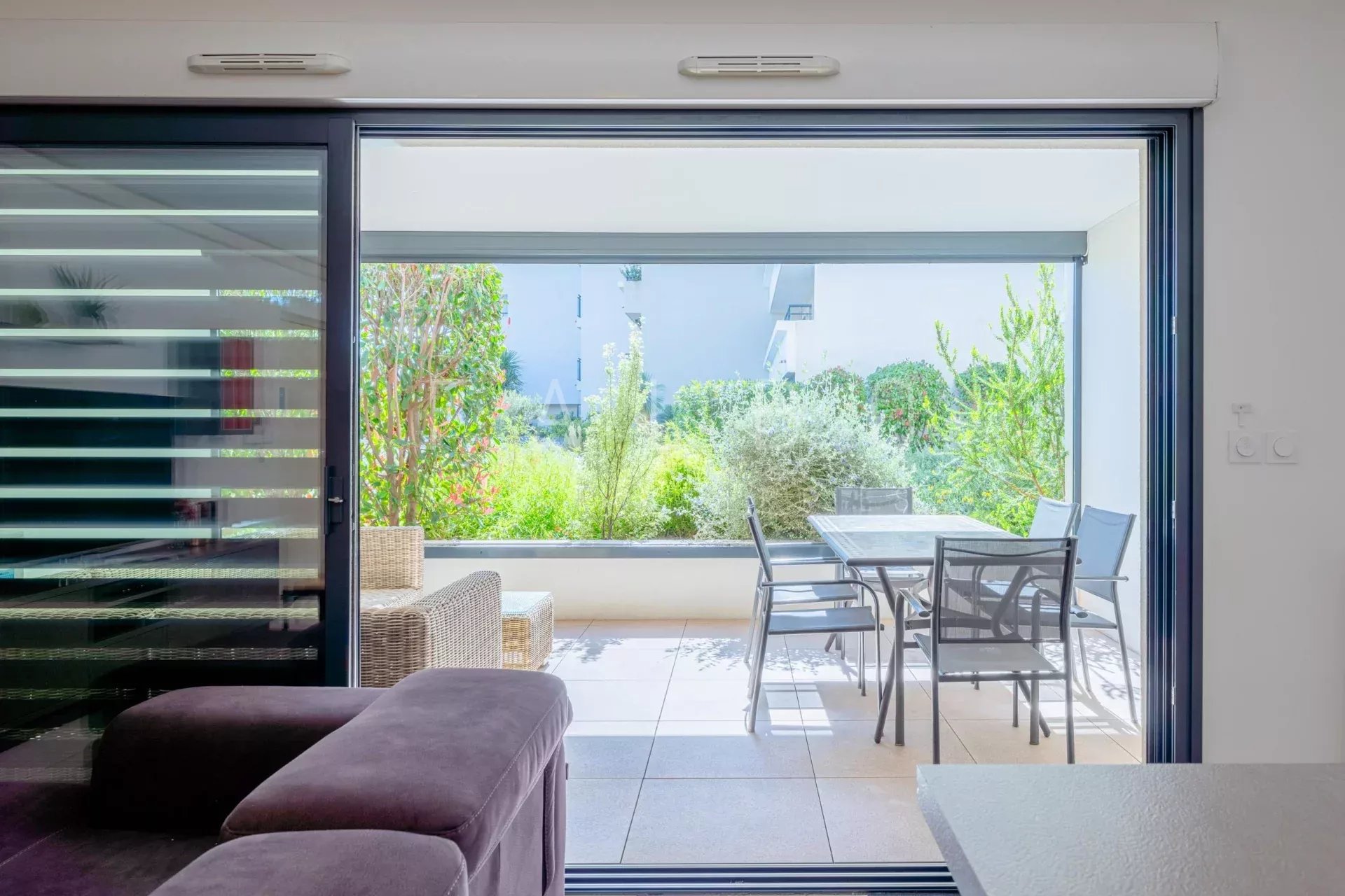 Appartement Type 3 avec terrasse à La Ciotat Intérieur d'un appartement Type 3 avec terrasse, vue sur un jardin.