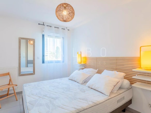 Chambre d'appartement Type 3 à La Ciotat avec lit et décoration moderne.