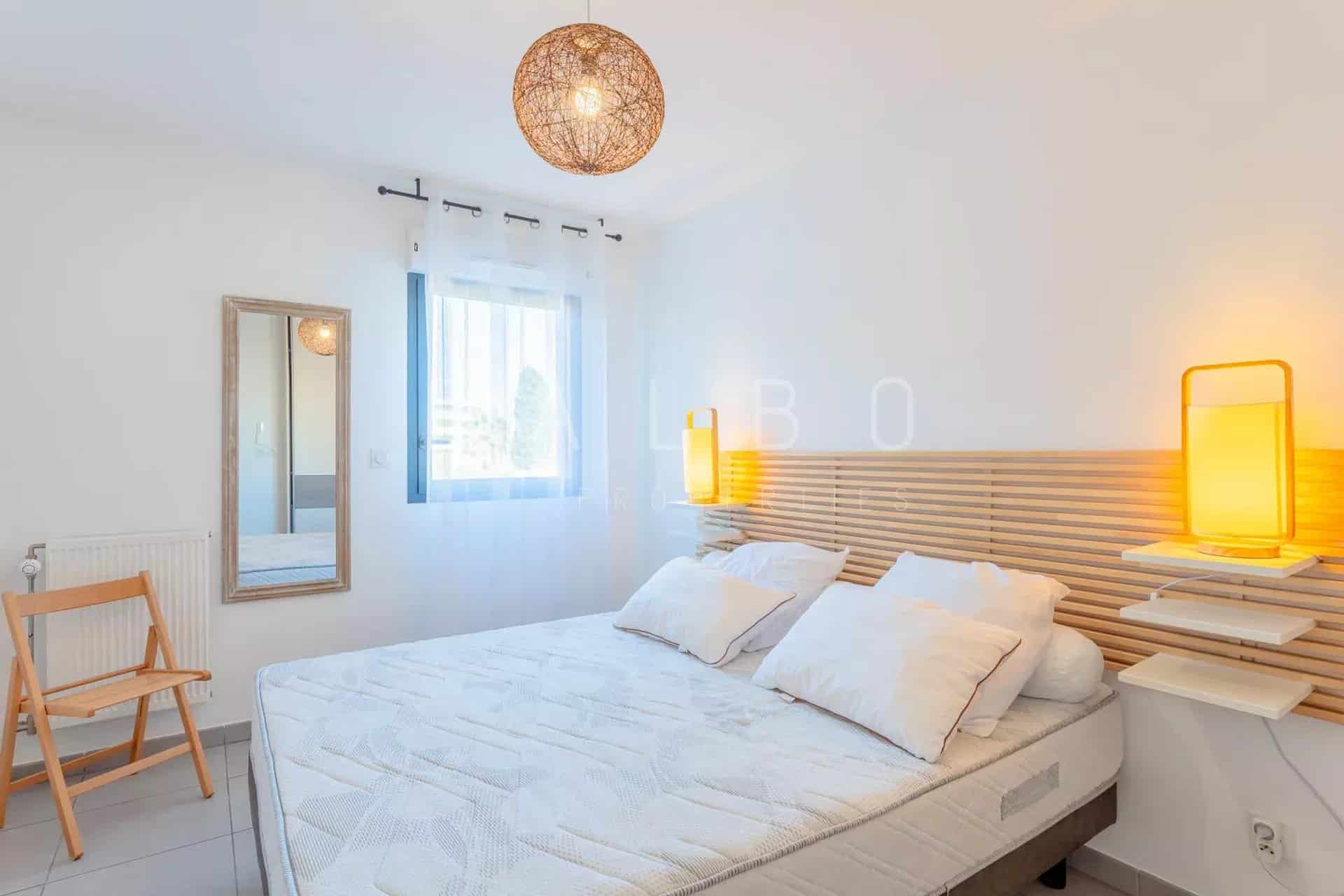 Chambre d’appartement à La Ciotat Chambre d'appartement Type 3 à La Ciotat avec lit et décoration moderne.