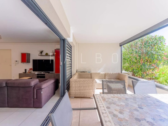 Intérieur d'un appartement Type 3 à La Ciotat avec terrasse et salon lumineux.