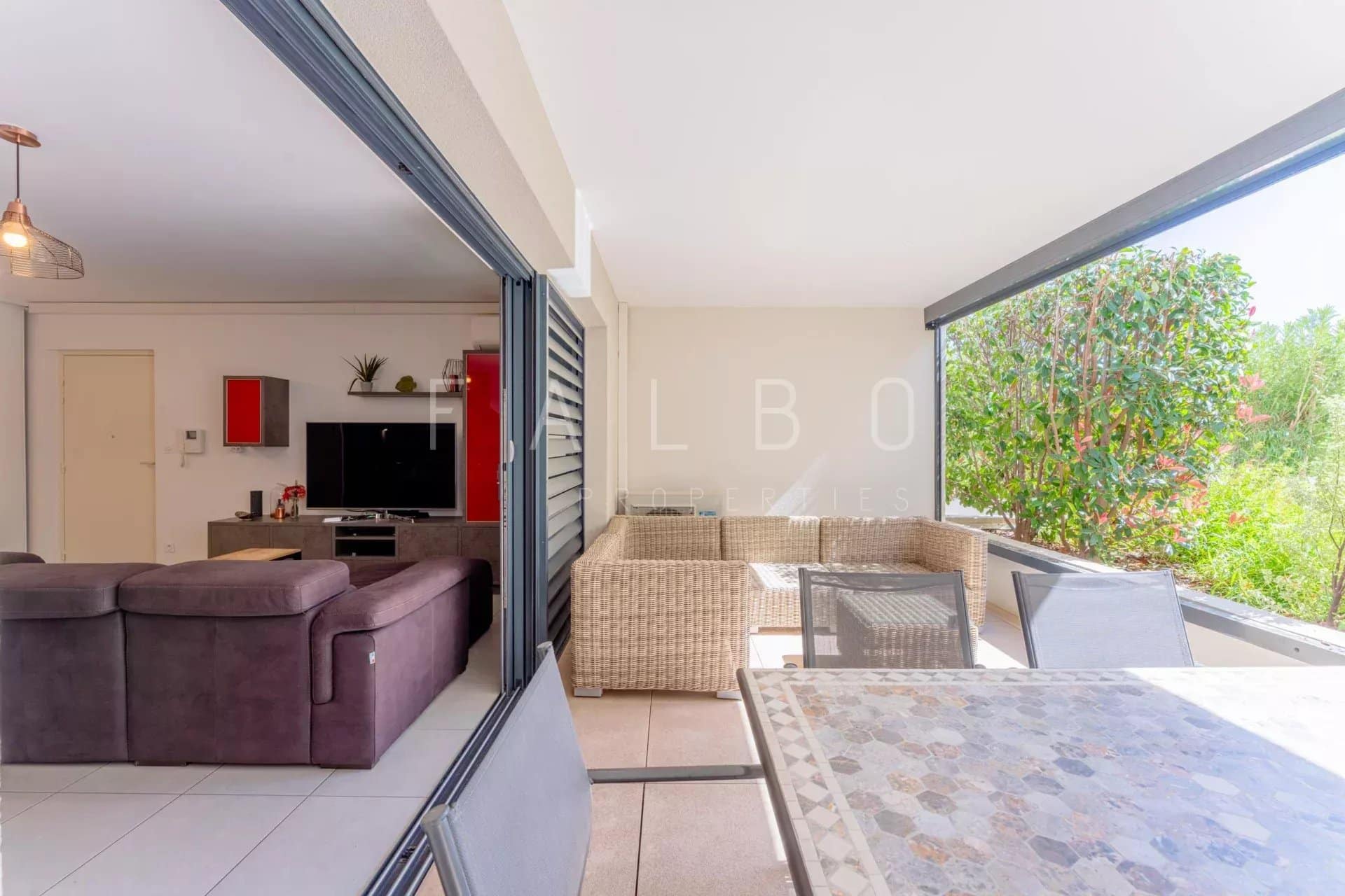Appartement Type 3 à La Ciotat Intérieur d'un appartement Type 3 à La Ciotat avec terrasse et salon lumineux.