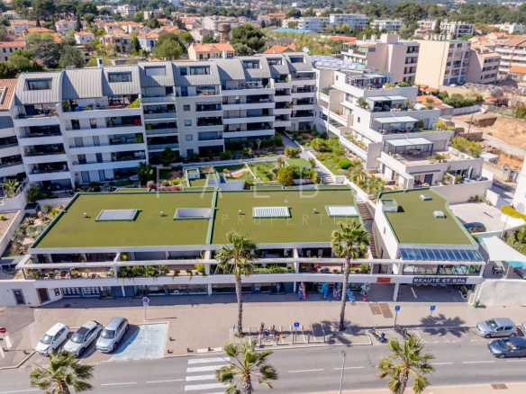 Vue aérienne d'une résidence moderne avec terrasses et accès à la plage à La Ciotat.