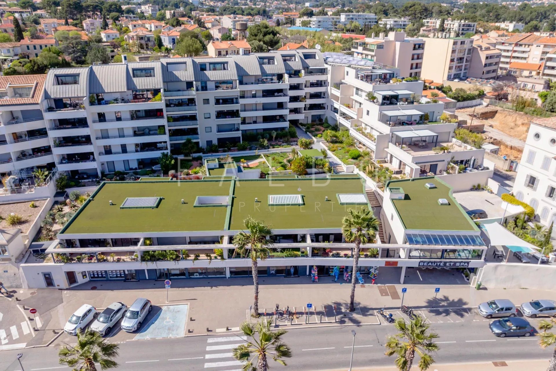 Résidence en front de mer à La Ciotat Vue aérienne d'une résidence moderne avec terrasses et accès à la plage à La Ciotat.