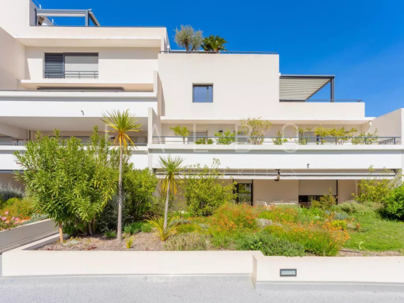 Résidence de standing avec appartements en front de mer à La Ciotat, entourée de verdure.