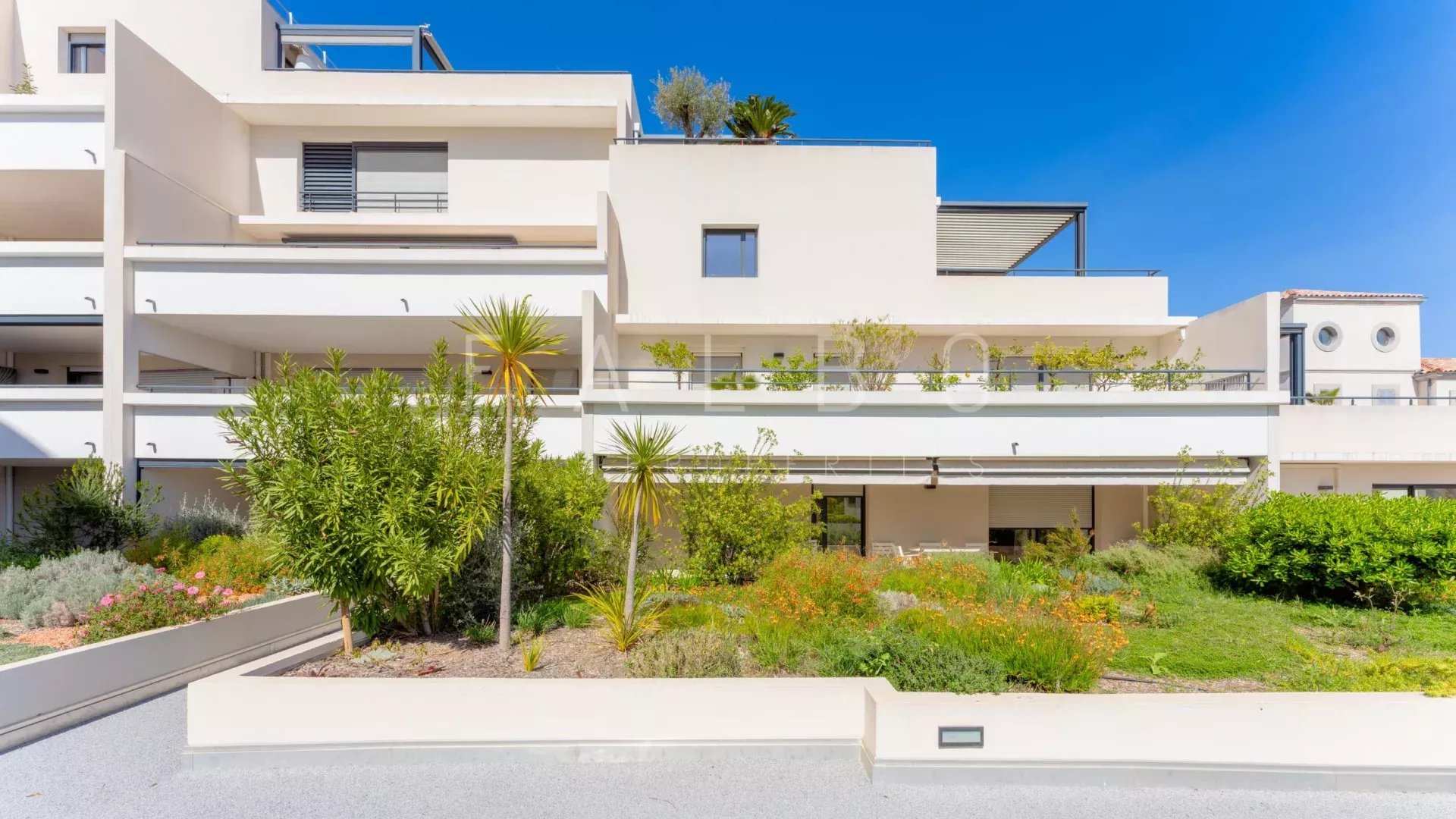 Appartement Type 3 à La Ciotat Résidence de standing avec appartements en front de mer à La Ciotat, entourée de verdure.