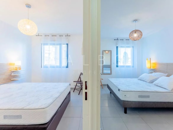 Intérieur d'un appartement Type 3 à La Ciotat avec deux chambres et un éclairage moderne.