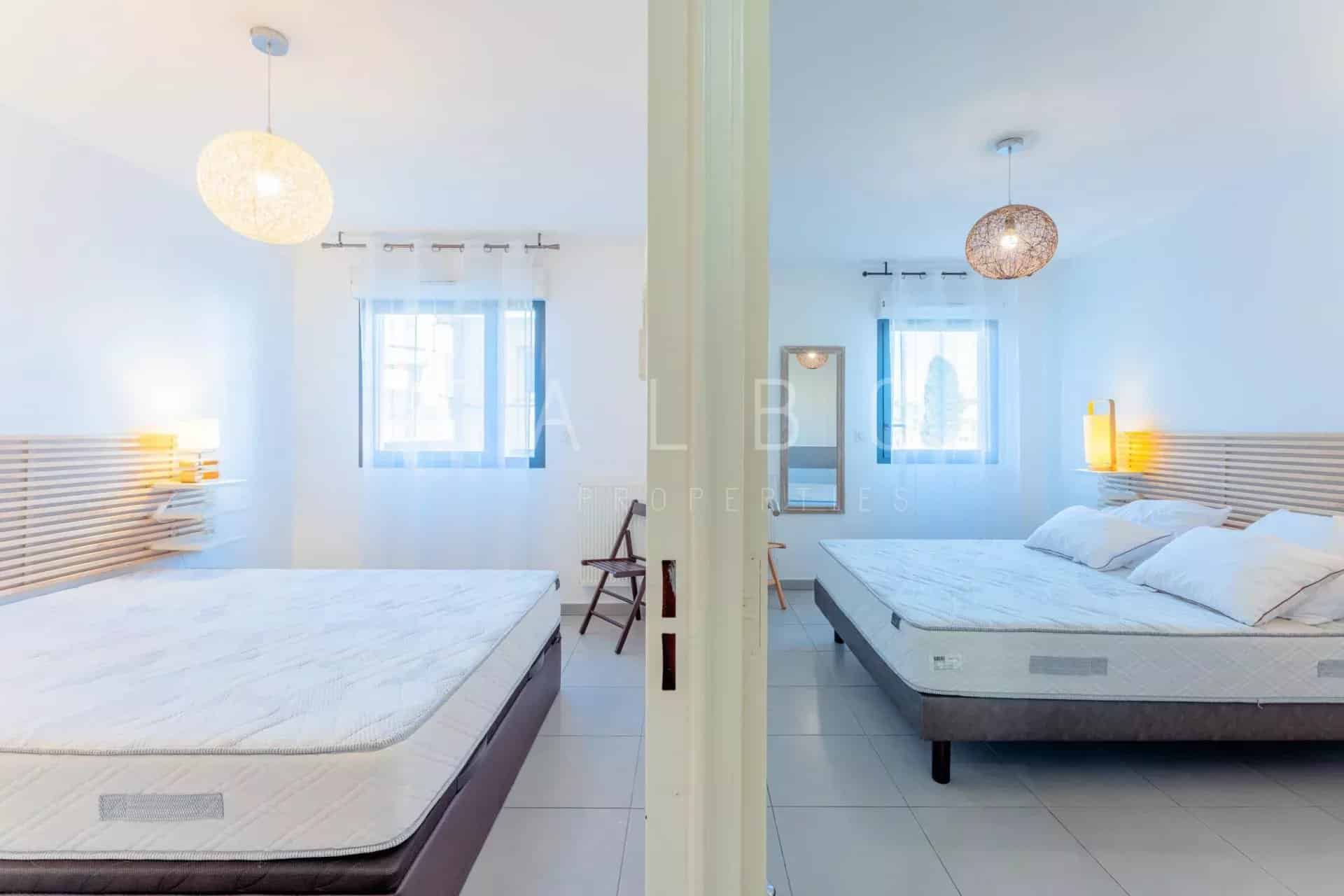 Appartement Type 3 à La Ciotat Intérieur d'un appartement Type 3 à La Ciotat avec deux chambres et un éclairage moderne.