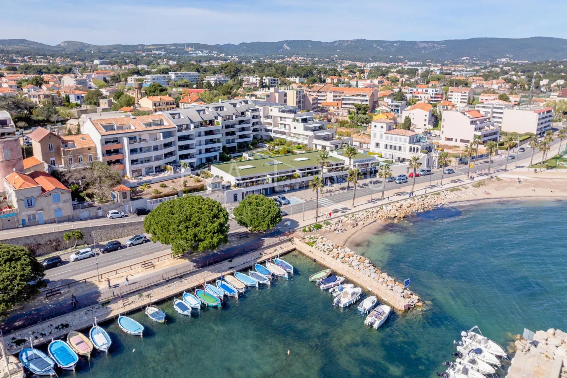 Appartement Type 3 en front de mer à La Ciotat Vue aérienne d'un appartement en front de mer à La Ciotat avec accès à la plage et bateaux au port.